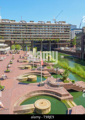 Vue sur le Barbican Centre à Londres, qui est l'un des plus populaires et célèbres exemples d'architecture brutaliste dans le monde sur une journée ensoleillée. Banque D'Images