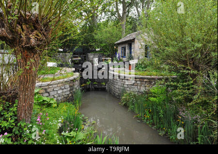 Bienvenue dans le jardin du Yorkshire (conçu par Mark Gregory), l'un des onze beaux et élégants jardins afficher sur l'affichage à l'2019 RHS Chelsea Flower Show qui a ouvert ses portes aujourd'hui dans les 11 acres de terrain de l'Hôpital Royal de Chelsea, Londres, Royaume-Uni - 20 mai 2019 Le jardin est inspiré par le riche patrimoine et l'histoire de l'infrastructure dans le West Yorkshire, qui rappellent la régénération urbaine de l'aime de l'Huddersfield canal étroit, maintenant une attraction touristique majeure. Il y a 26 jardins thématiques sur l'écran au salon de cette année de même que plus de 100 écrans de l'usine dans le Grand Pavillon. N Banque D'Images