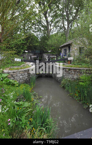 Bienvenue dans le jardin du Yorkshire (conçu par Mark Gregory), l'un des onze beaux et élégants jardins afficher sur l'affichage à l'2019 RHS Chelsea Flower Show qui a ouvert ses portes aujourd'hui dans les 11 acres de terrain de l'Hôpital Royal de Chelsea, Londres, Royaume-Uni - 20 mai 2019 Le jardin est inspiré par le riche patrimoine et l'histoire de l'infrastructure dans le West Yorkshire, qui rappellent la régénération urbaine de l'aime de l'Huddersfield canal étroit, maintenant une attraction touristique majeure. Il y a 26 jardins thématiques sur l'écran au salon de cette année de même que plus de 100 écrans de l'usine dans le Grand Pavillon. N Banque D'Images