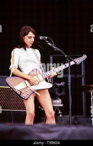 PJ Harvey l'exécution à la Vierge V Festival 2003,Hylands Park, Chelmsford, Essex, Royaume-Uni. Banque D'Images