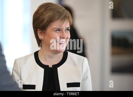 Premier ministre Nicola Sturgeon en avant de son discours auprès des leaders sur les avantages de la voie périphérique de l'ouest d'Aberdeen/Balmedie-Tipperty au Aberdeen International Business Park. Banque D'Images