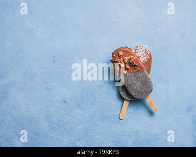 Popsicle Chia avec chocolat sur fond bleu. Idée recette saine et vegan fait maison glace glaçon. Idée de dessert de Pâques. L'espace de copie pour le texte. Vue d'en haut ou d''une télévision à jeter. Banque D'Images