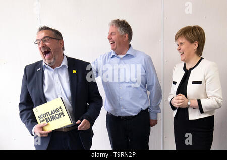 Premier ministre Nicola Sturgeon avec des candidats à l'élection européenne SNP Christian Allard (à gauche) et Andrew Charles propriétaire lors d'une visite à J Charles Ltd usine de transformation de fruits de mer à Aberdeen. Christian Allard a travaillé à J Charles Ltd pour 25 ans l'exportation de fruits de mer sur le continent, avant d'entrer en politique. Banque D'Images