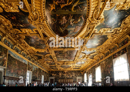 Venise, Italie - 18 avril 2019 la chambre du grand conseil à la Doge Palace avec les touristes. Détail du plafond. Banque D'Images