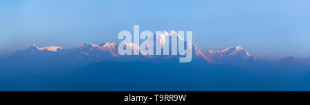 Lever de soleil sur l'Himalaya. Mont Dhaulagiri vue depuis la colline de Poon. Le Népal. Banque D'Images