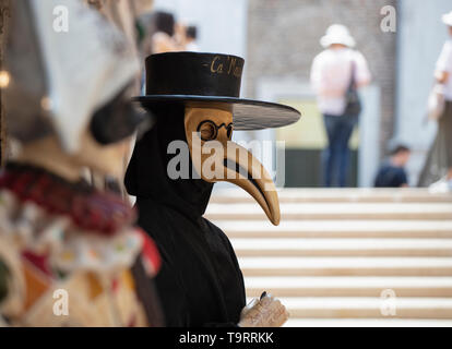 Un modèle grandeur nature de la peste Médecin / Medico della Peste, un stock caractère dans la Commedia dell'arte à l'extérieur d'une boutique à Venise. Banque D'Images