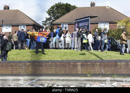 Les partisans de Tommy Robinson, qui fait campagne en Bootle, Liverpool l'avant de cette semaines des élections européennes. Les partisans de la police conservés et contre-manifestants à part mais se sont heurtés à des contre-manifestants avant l'arrivée de Tommy Robinson. Crédit David J Colbran Banque D'Images