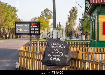 Chojniki, Bélarus, - le 26 avril 2019 : signer avec radio réelle du niveau d'activité et pierre commémorative à l'entrée de la zone d'exclusion de Tchernobyl Banque D'Images