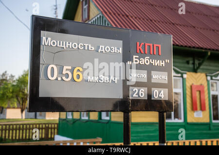 Chojniki, Bélarus, - le 26 avril 2019 : signer avec le niveau d'activité radio réelle à l'entrée de la zone d'exclusion de Tchernobyl au Bélarus. Banque D'Images