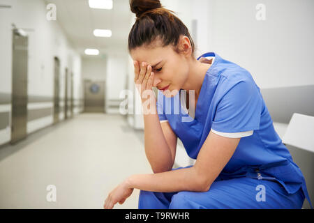 Infirmière souffrant de maux de tête Banque D'Images