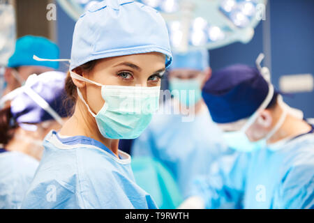 Portrait de femme chirurgien prêt pour une opération Banque D'Images