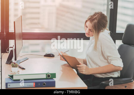 Les jeunes occupés à Businessgirl occupé dans Travail social,réceptionniste et assistant personnel prenant note vintage color tone Banque D'Images