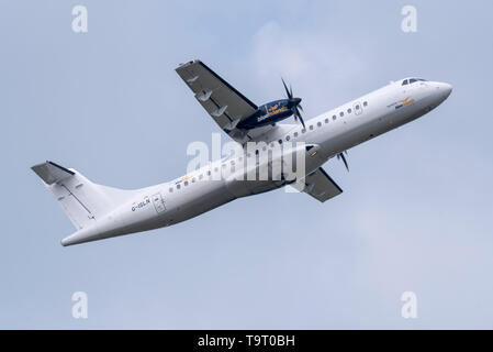 Blue Islands ATR 72 avion de ligne turbopropulseur G-ISLN décollant à l'aéroport de Londres Southend, Essex, Royaume-Uni desservant Guernesey Banque D'Images