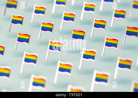 Blurry close-up se concentrer sur Rainbow flags LGBTQ. Le mois de juin gay pride symbole concept. Isolé sur fond vert pastel. Le rendu 3D Banque D'Images