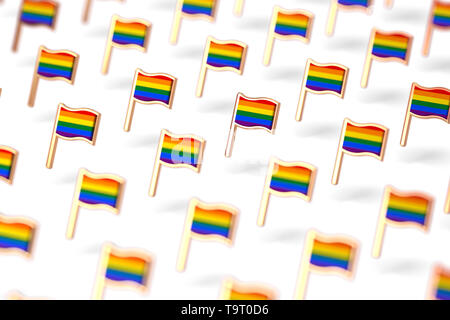 DOF peu profondes se concentrer sur Rainbow flags LGBTQ groupe. Gay pride symbole mois concept. Isolé sur fond blanc. Le rendu 3D Banque D'Images