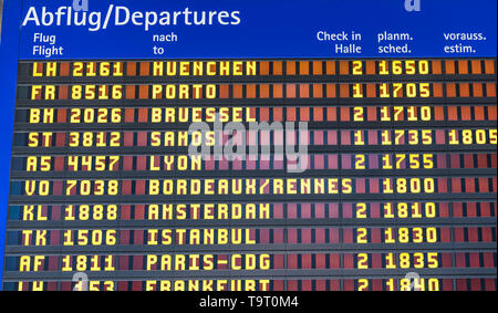 Vol d'informations affichées sur le départ, l'état des vols de changer. Horaires des vols à l'aéroport à l'écran montrant différentes destinations. Banque D'Images