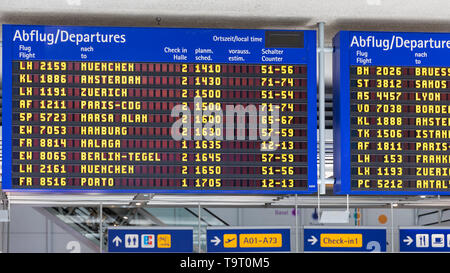 Vol d'informations affichées sur le départ, l'état des vols de changer. Horaires des vols à l'aéroport à l'écran montrant différentes destinations. Banque D'Images