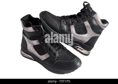 Sneakers noir confortable avec des panneaux gris sur une plate-forme haute avec une fermeture éclair et de la dentelle. Présenté sur un fond blanc. Banque D'Images