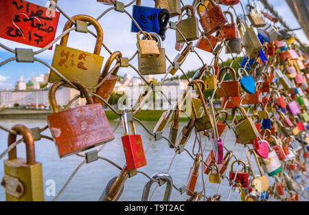 Cher châteaux du Makartsteg sur la Salzach, Salzburg, Salzbourg, Autriche, Europe, Liebesschlösser suis Makartsteg über der Salzach, Land de Salzbourg, Banque D'Images