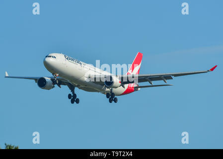 Singapour - Mars 27, 2019. VH-EBJ Qantas Airbus A330-200 à l'atterrissage à l'aéroport de Changi (NAS). La notation est actuellement de Changi Meilleur aéroport du monde par Skytrax ( Banque D'Images