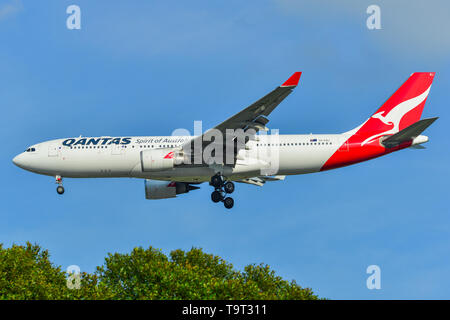 Singapour - Mars 27, 2019. VH-EBJ Qantas Airbus A330-200 à l'atterrissage à l'aéroport de Changi (NAS). La notation est actuellement de Changi Meilleur aéroport du monde par Skytrax ( Banque D'Images