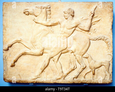 En relief d'un jeune avec son cheval et son chien à propos de Romain à partir de l'ad 125 Adrian's Villa, Tivoli Rome, Italie Banque D'Images