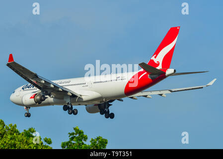 Singapour - Mars 27, 2019. VH-EBJ Qantas Airbus A330-200 à l'atterrissage à l'aéroport de Changi (NAS). La notation est actuellement de Changi Meilleur aéroport du monde par Skytrax ( Banque D'Images