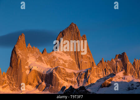 Le Massif du Fitz Roy à la première lumière de l'aube. Le Parc National Los Glaciares, près d'El Chalten, Argentine. Site du patrimoine mondial de l'UNESCO dans la Patag Banque D'Images