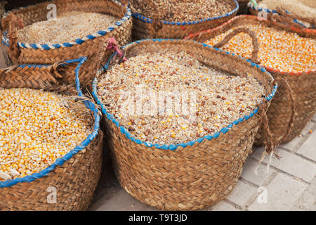 Le maïs sec et les grains se trouvent dans des paniers sur le marché de la rue en Egypte Banque D'Images