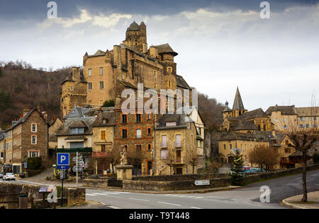 Vue pittoresque du village médiéval français Estaing sur Lot Banque D'Images