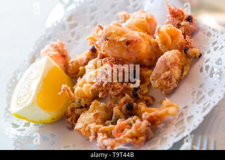 Chipirones, enrobés de fried squid bébé servi avec du citron on white plate Banque D'Images