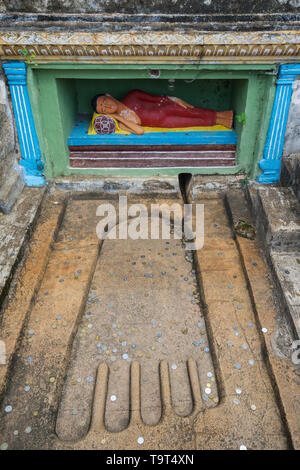 Sri Lanka voyage, Jour 4 : monter un éperon rocheux au-dessus du monastère, Isurumuniya mène à cette sculpture de l'Empreinte du Bouddha, avec une inclinaison peint Banque D'Images