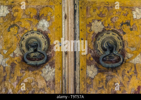 Sri Lanka voyage, Jour 7 : un détail d'une des portes peintes au Temple de la Dent à Kandy. Banque D'Images