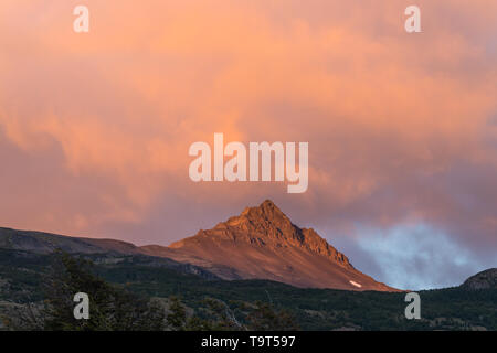 Lever du soleil la lumière sur les nuages et la montagne par lac Grey dans le Parc National Torres del Paine, une réserve mondiale de la biosphère de l'UNESCO au Chili dans la Patagonie Banque D'Images