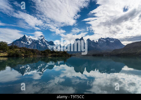 Tôt le matin, les reflets du Massif du Paine en Lago Pehoe, dans le Parc National Torres del Paine, une réserve mondiale de la biosphère de l'UNESCO au Chili dans la Patago Banque D'Images