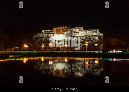 Le Palais du Potala a été fondée vers l'an 1645 et était l'ancien palais d'été du dalaï-lama et est une partie de l'Ensemble historique du Potala Banque D'Images