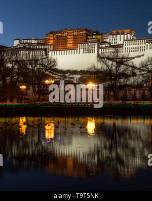 Le Palais du Potala a été fondée vers l'an 1645 et était l'ancien palais d'été du dalaï-lama et est une partie de l'Ensemble historique du Potala Banque D'Images