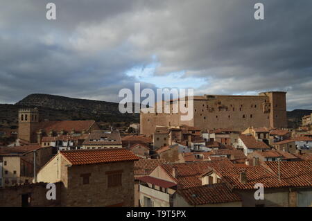 Le 27 décembre 2013. Mora de Rubielos. Teruel, Aragon, Espagne. Vue panoramique de l'Ex-Collegiate Église de Santa María, XV siècle temple gothique et 12 Banque D'Images