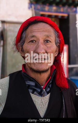 Un pèlerin bouddhiste tibétain du Kham, région est du Tibet circumambulating autour du temple du Jokhang à Lhassa, au Tibet. Banque D'Images