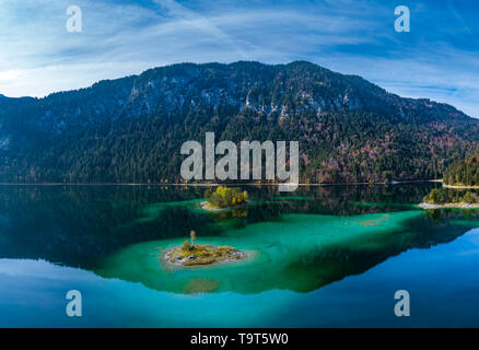 Photo aérienne, avec des îles Eibsee en automne avec Grainau, Upper Bavaria, Bavaria, Germany, Europe, Luftaufnahme, Inseln im Herbst mit Eibsee Grain bei Banque D'Images