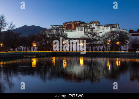 Le Palais du Potala a été fondée vers l'an 1645 et était l'ancien palais d'été du dalaï-lama et est une partie de l'Ensemble historique du Potala Banque D'Images