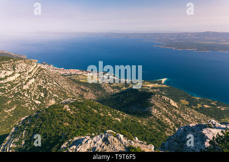 Bol, sur l''île de Brac vue panoramique vue aérienne, la Dalmatie, Croatie. Ville de Bol de Vidova Gora vue aérienne, île de Brac, Croatie. Banque D'Images