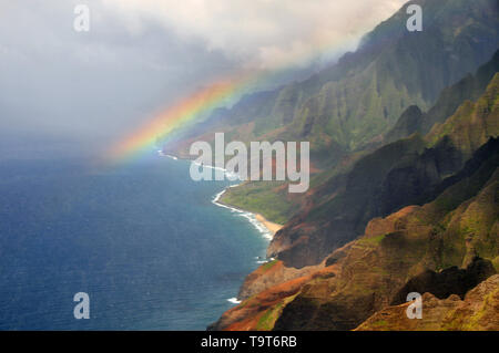 Arc en ciel et la Napali coast, Kauai, Hawaii, USA Banque D'Images