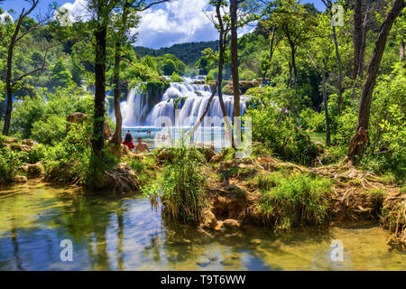 Vue sur le Parc National de Krka, Croatie, Europe. Vue d'été splendide des chutes de Krka. Scène fantastique du Parc National de Krka, Croatie, Europe. Banque D'Images