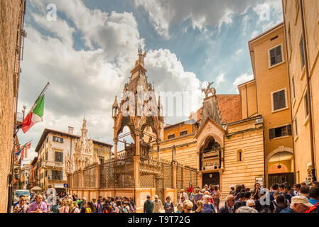 VERONA (VR), ITALIE - 10 MAI 2019 : les touristes visitant le Tombeau Scaliger à Vérone, la ville des amoureux en Italie Banque D'Images