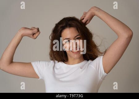 Portrait de femme avec étonnement excité cheveux bouclés rouge danser et faire des gestes overjoy heureux face à l'expression du visage, les émotions humaines positives et Banque D'Images