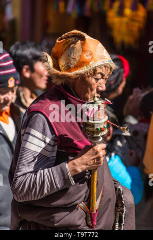 Un pèlerin bouddhiste tibétain du Kham, région est du Tibet circumambulating autour du temple du Jokhang à Lhassa, au Tibet. Banque D'Images