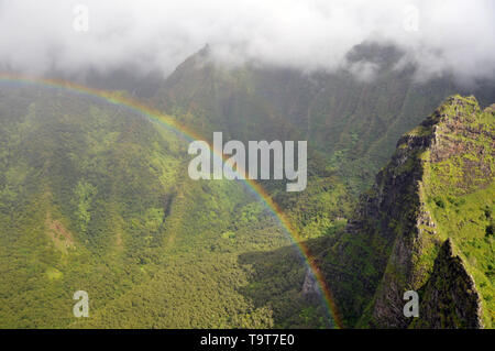 Vue aérienne de l'arc en ciel et la Napali coast, Kauai, Hawaii, USA Banque D'Images