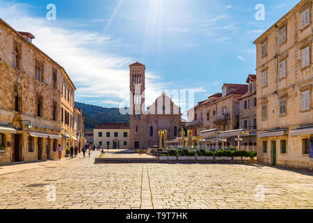 Place principale dans la vieille ville médiévale de Hvar. Hvar est l'une des destinations touristiques les plus populaires en Croatie en été. Pjaca Central square de la ville de Hvar, Dalma Banque D'Images