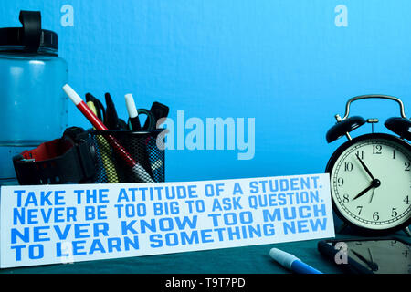 Prendre l'attitude d'un élève. Ne jamais être trop gros pour poser question. ne jamais savoir trop d'apprendre quelque chose de nouveau sur le contexte de planification de la table de travail w Banque D'Images